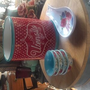 The Pioneer Woman Red and Blue Utensil Holder Set